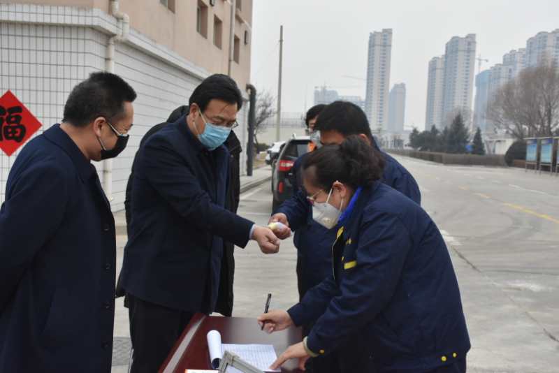 市城管局劉云飛局長(zhǎng)一行蒞臨忻州市水務(wù)有限責(zé)任公司污水處理分公司檢查疫情防控及復(fù)工復(fù)產(chǎn)工作情況。.jpg